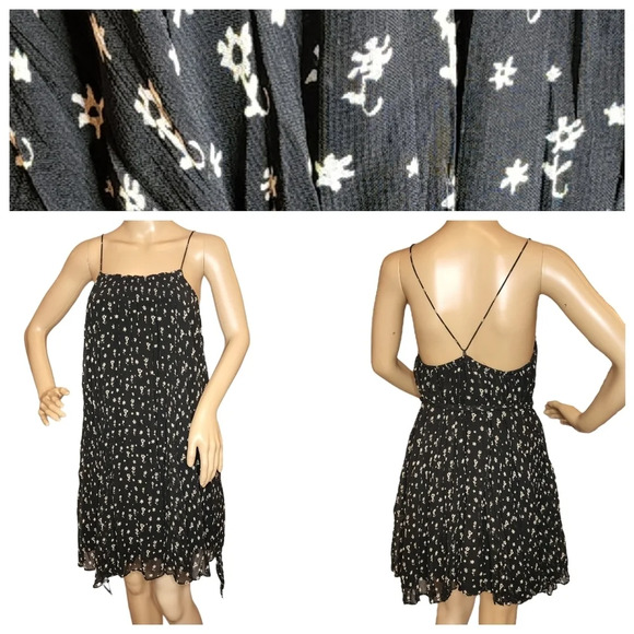 Kimchi Blue flowy smocked dress - Picture 1 of 16